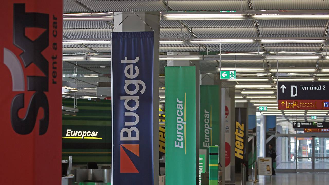 Die Schalter verschiedener Mietwagen-Anbieter am Flughafen Köln Bonn.