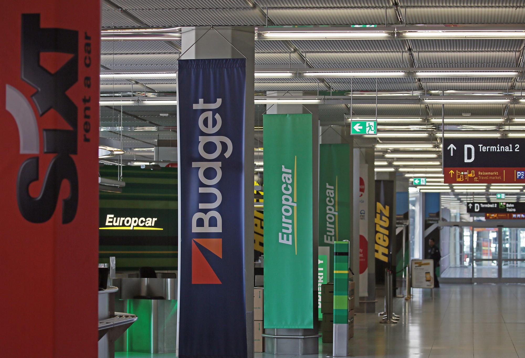 Die Schalter verschiedener Mietwagen-Anbieter am Flughafen Köln Bonn.
