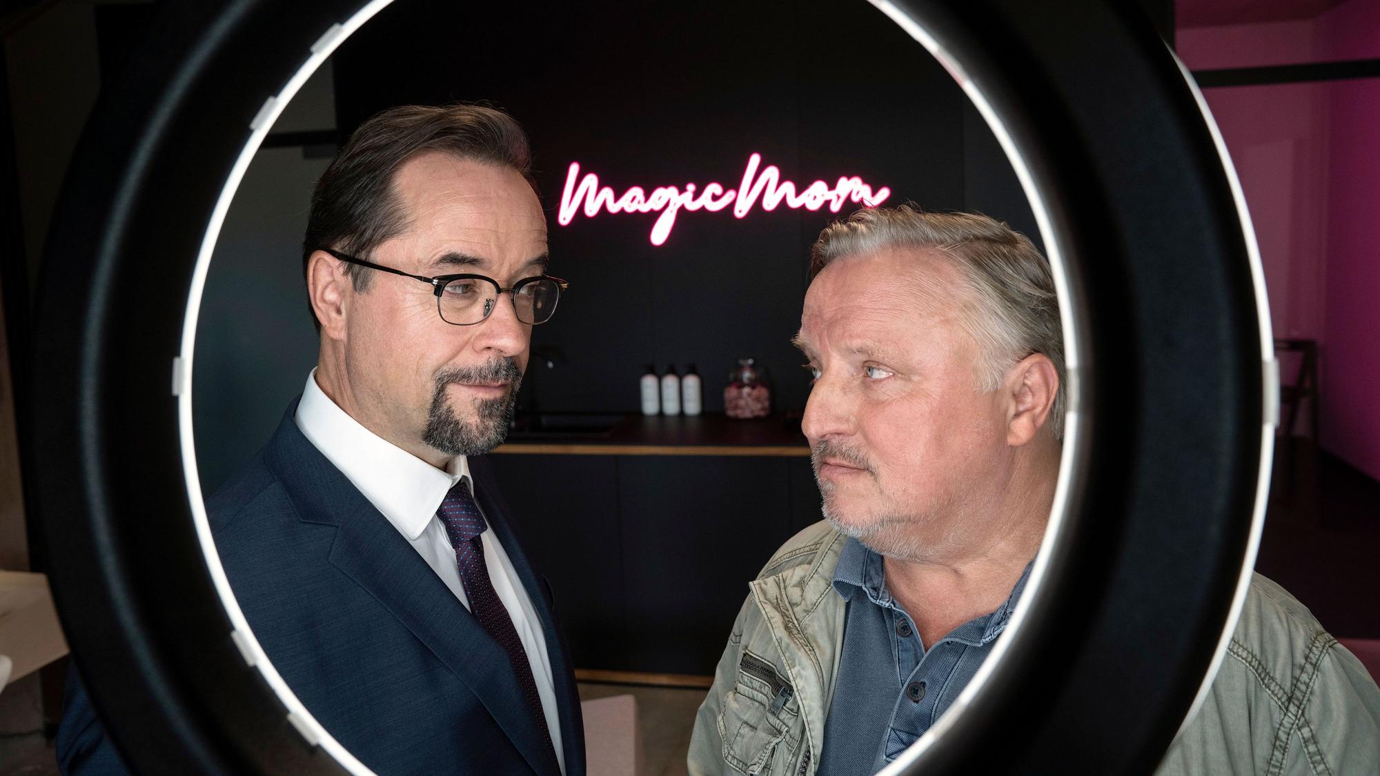 Karl-Friedrich Boerne (Jan Josef Liefers, l.) und Frank Thiel (Axel Prahl, r.) müssen im neuen Münsteraner „Tatort“ den Mord an einer Influencerin aufklären.