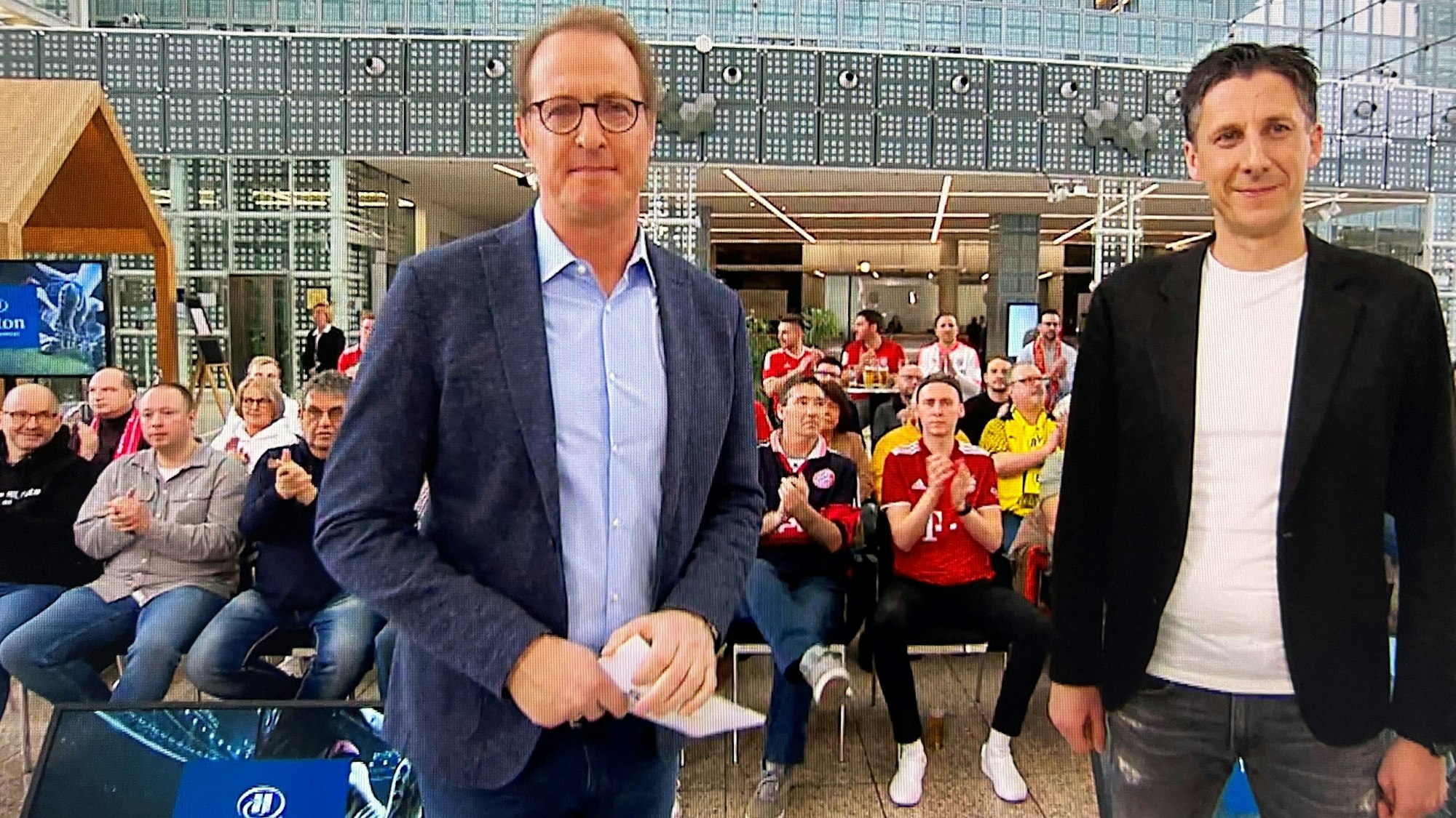 Florian König begrüßt Steffen Baumgart im Doppelpass.