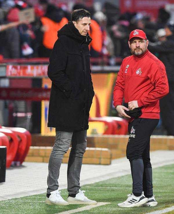 Steffen Baumgart und Christian Keller stehen an der Alten Försterei an der Seitenlinie.