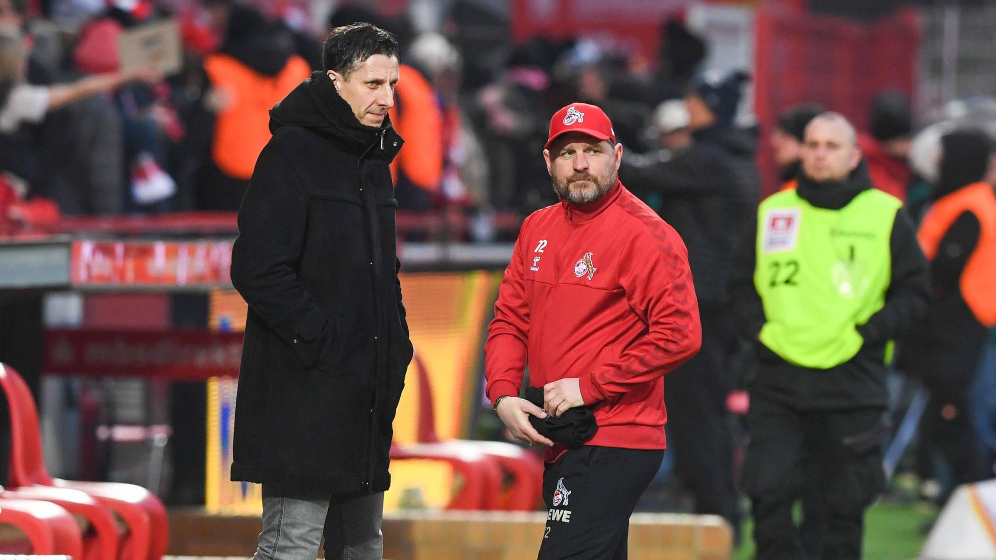 Steffen Baumgart und Christian Keller stehen an der Alten Försterei an der Seitenlinie.