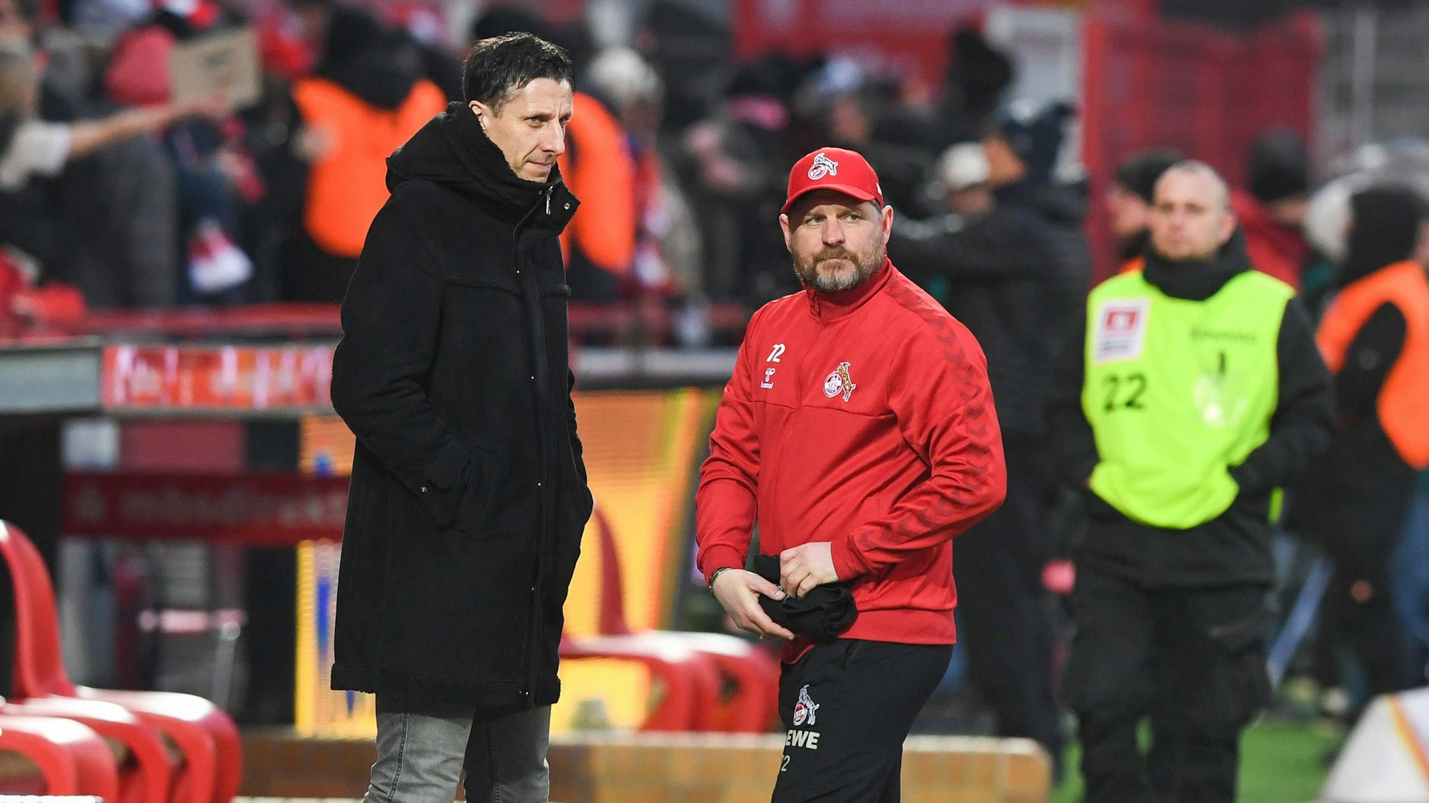 Steffen Baumgart und Christian Keller stehen an der Alten Försterei an der Seitenlinie.