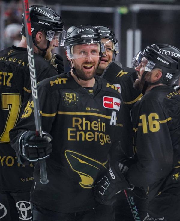 Eishockey: Jubel bei den Kölner Haien.