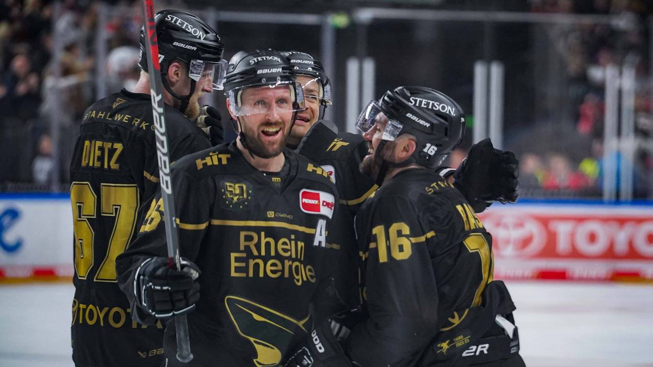 Eishockey: Jubel bei den Kölner Haien.