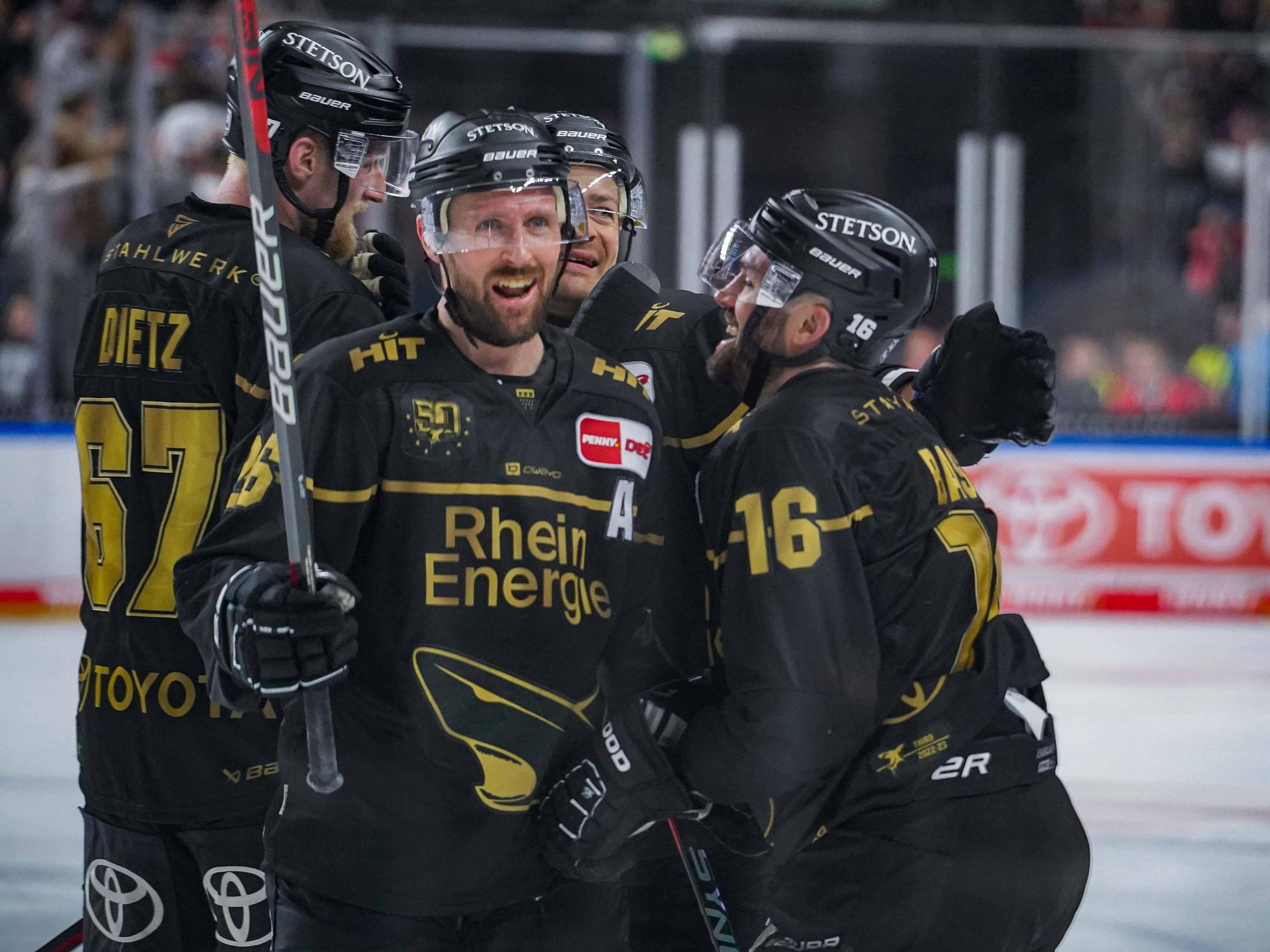 Eishockey: Jubel bei den Kölner Haien.