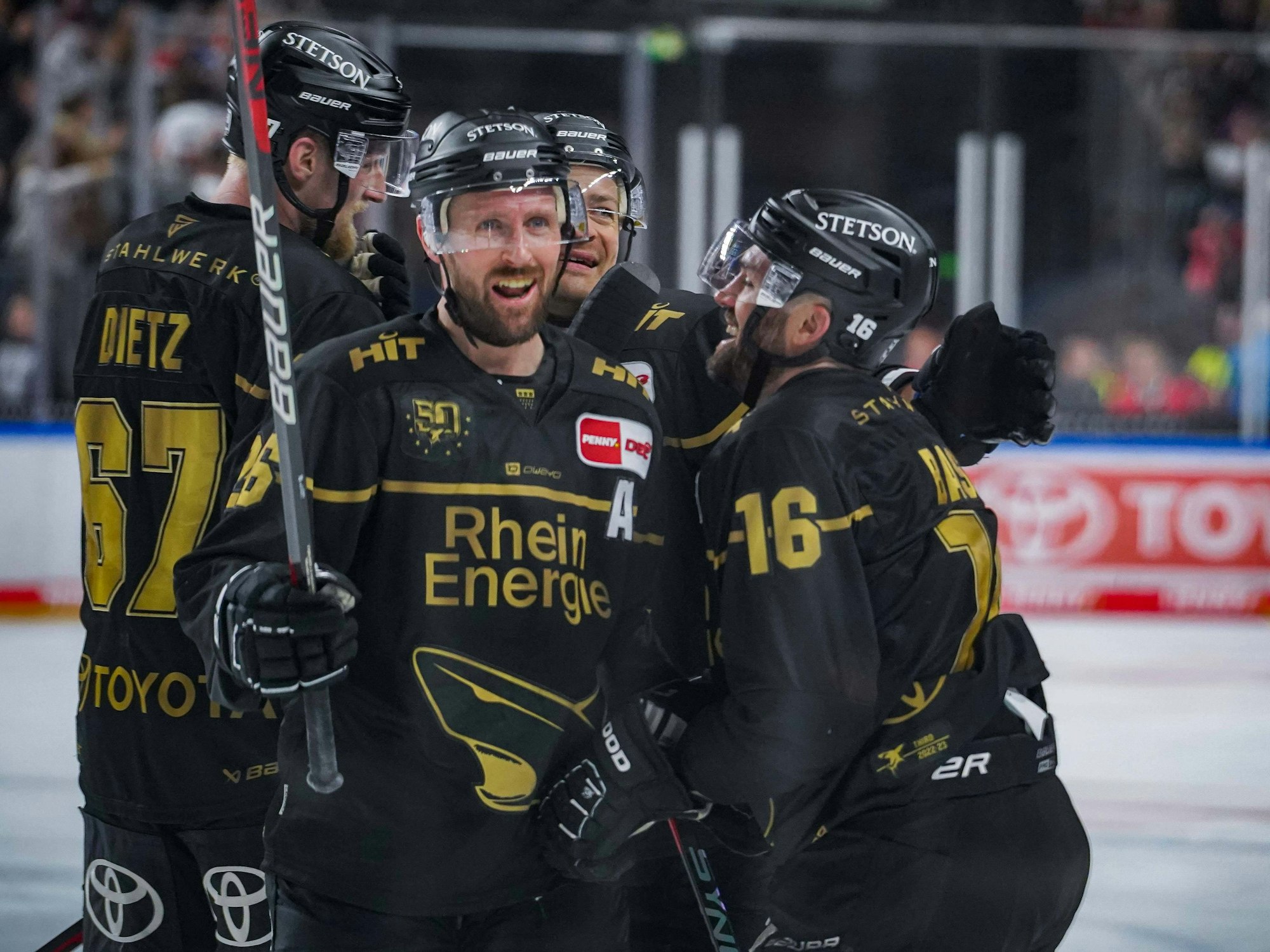 Eishockey: Jubel bei den Kölner Haien.