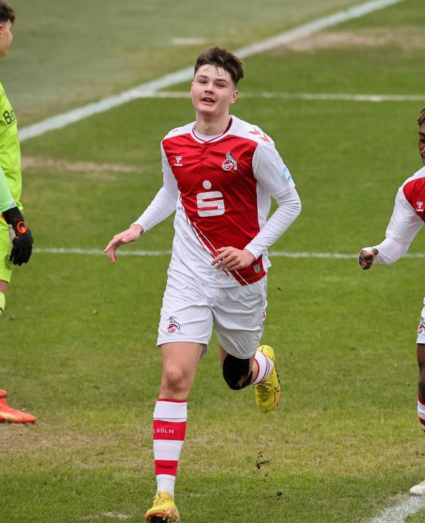 Kölns U19-Talente Jaka Cuber Potocnik (l.) und Justin Diehl jubeln gegen Bayer Leverkusen.