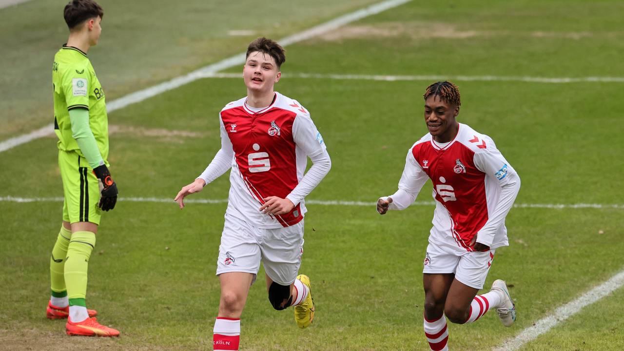 Kölns U19-Talente Jaka Cuber Potocnik (l.) und Justin Diehl jubeln gegen Bayer Leverkusen.