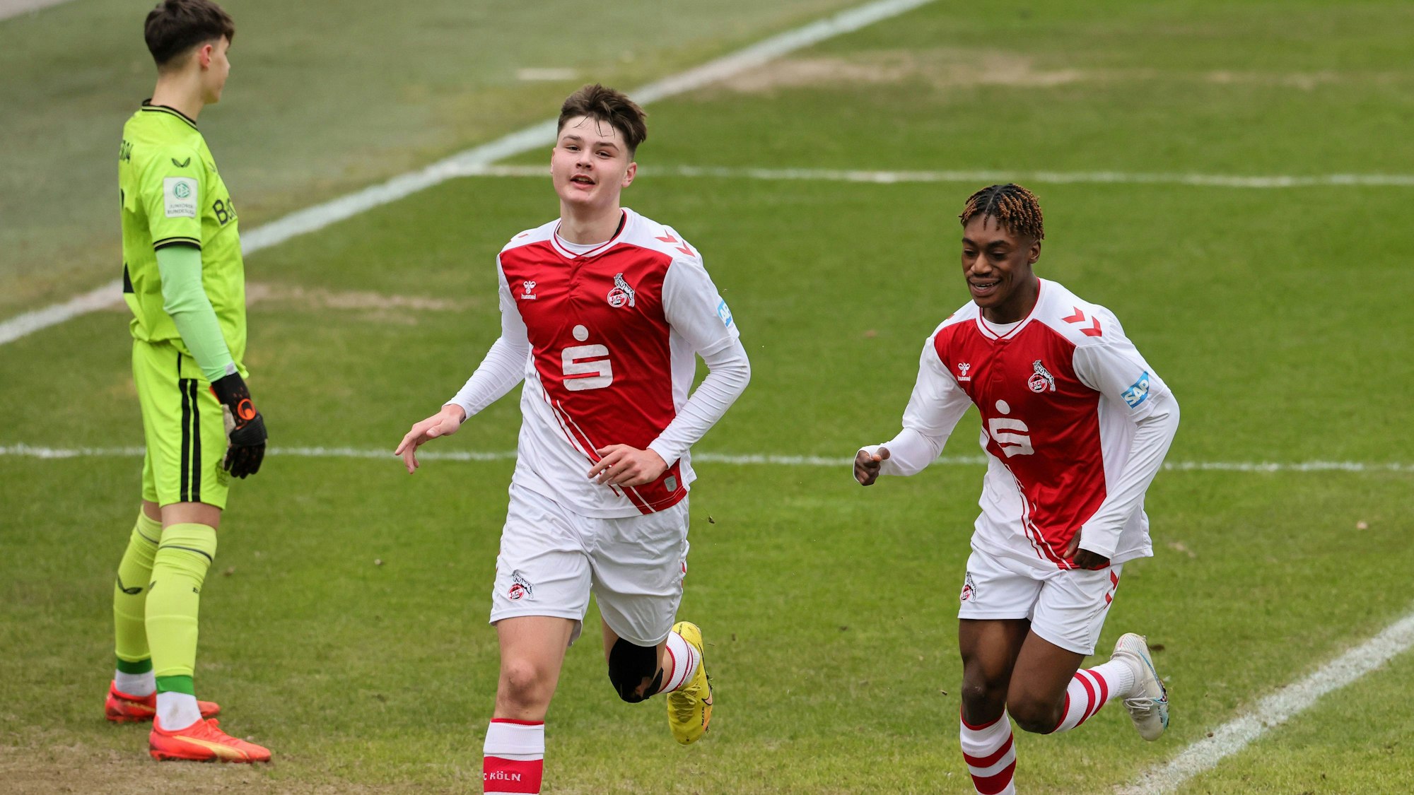 Kölns U19-Talente Jaka Cuber Potocnik und Justin Diehl jubeln gegen Bayer Leverkusen.