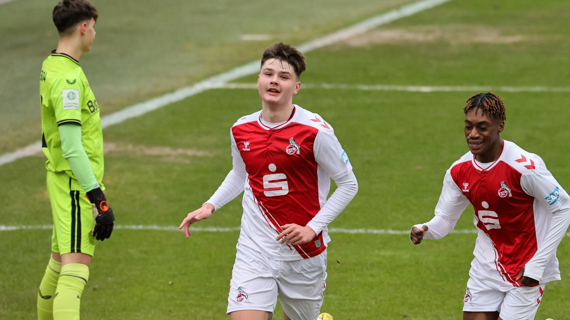 Kölns U19-Talente Jaka Cuber Potocnik (l.) und Justin Diehl jubeln gegen Bayer Leverkusen.