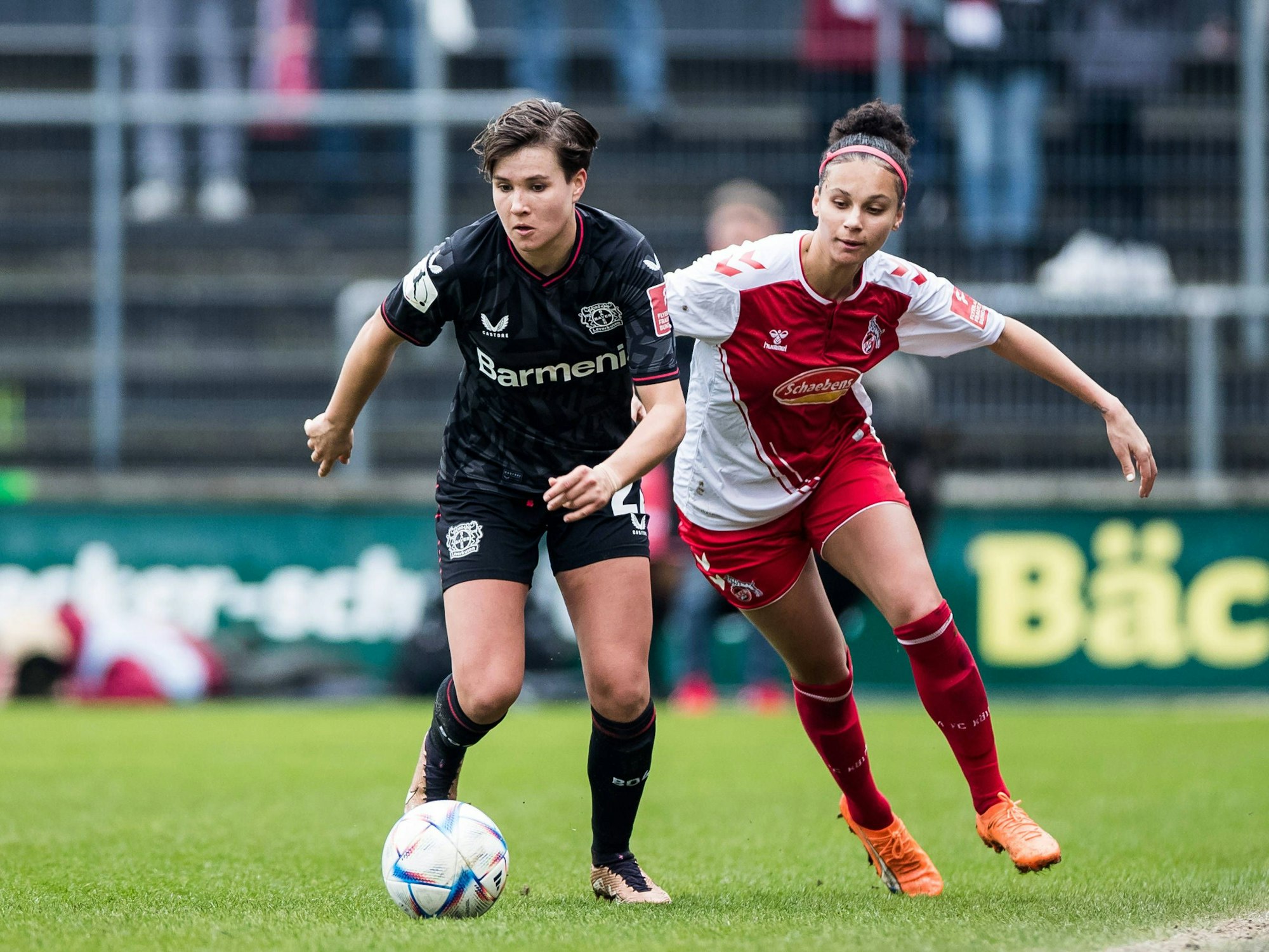 Genessee Puntigam verfolgt Alexandra Emmerling im Derby zwischen Köln und Leverkusen