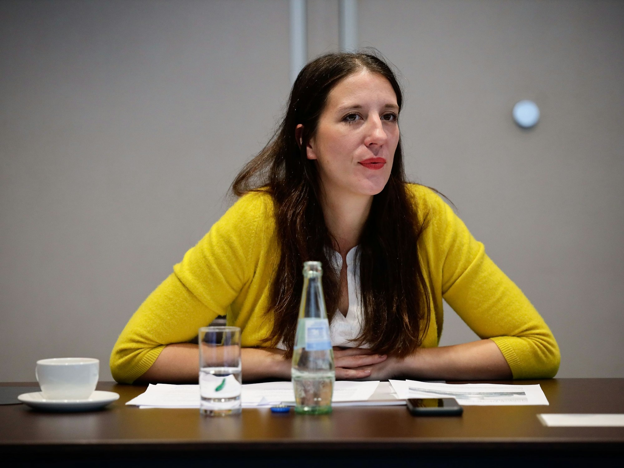 Lena Teschlade sitzt an einem Tisch.