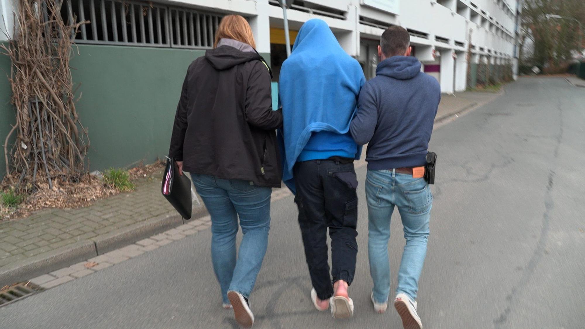 Der Mann, der wegen der Tötung einer 19-Jährigen unter Tatverdacht steht und festgenommen wurde, wird der Haftrichterin vorgeführt. Ermittelt werde auch wegen Verdachts auf ein Sexualdelikt, teilten Staatsanwaltschaft und Polizei Osnabrück am Sonntag (5. März 2023) mit.