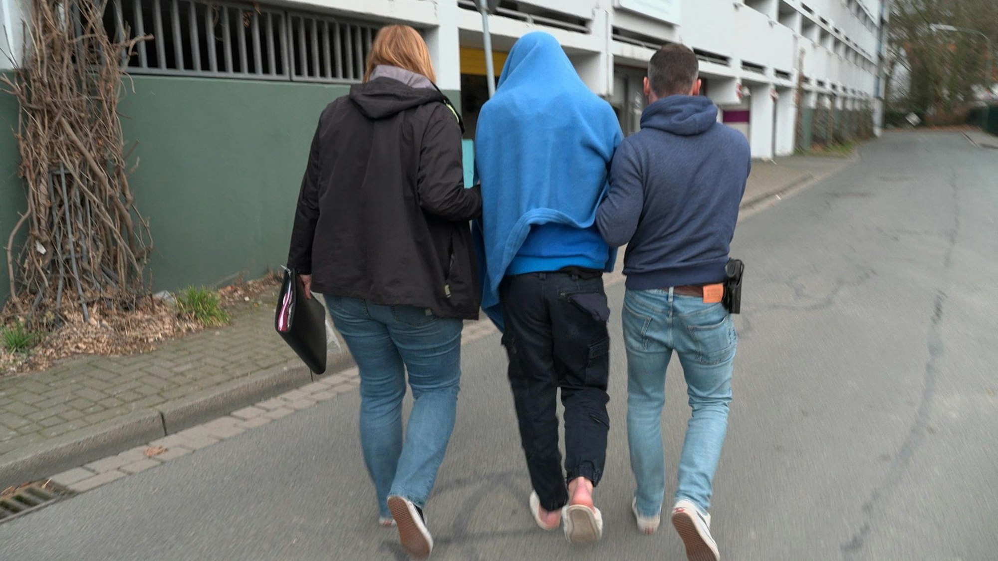 Der Mann, der wegen der Tötung einer 19-Jährigen unter Tatverdacht steht und festgenommen wurde, wird der Haftrichterin vorgeführt. Ermittelt werde auch wegen Verdachts auf ein Sexualdelikt, teilten Staatsanwaltschaft und Polizei Osnabrück am Sonntag (5. März 2023) mit.