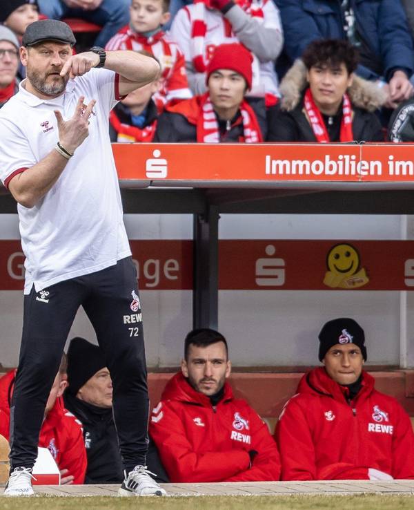 Steffen Baumgart dirigiert beim Bundesliga-Spiel des 1. FC Köln bei Union Berlin an der Seitenlinie.