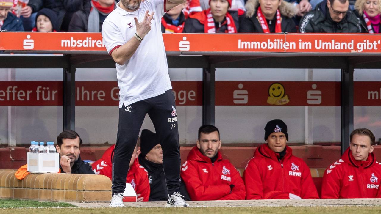 Steffen Baumgart dirigiert beim Bundesliga-Spiel des 1. FC Köln bei Union Berlin an der Seitenlinie.