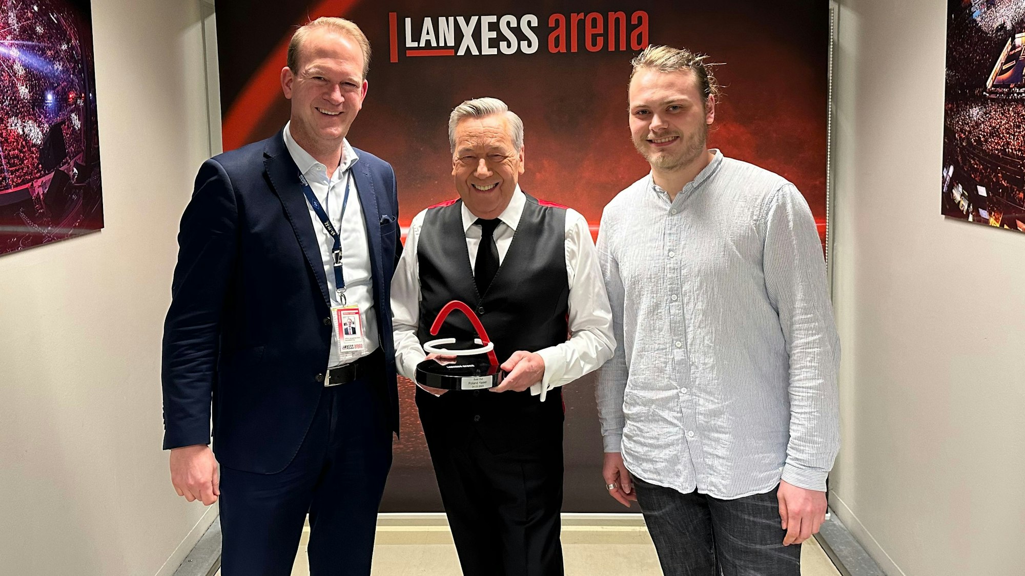 Stefan Löcher, Roland Kaiser und Sebastian Klose bei der Award-Übergabe.