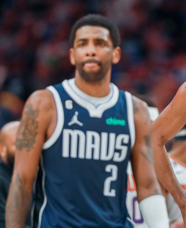 Dallas-Mavericks-GuardKyrie Irving (2) und Phoenix-Suns-Forward Kevin Durant (35) in der NBA.