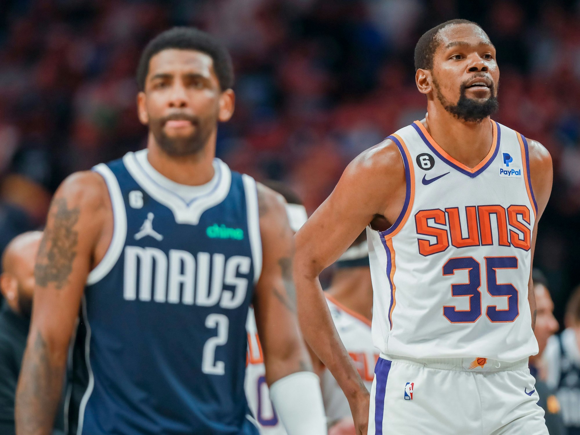 Dallas-Mavericks-GuardKyrie Irving (2) und Phoenix-Suns-Forward Kevin Durant (35) in der NBA.