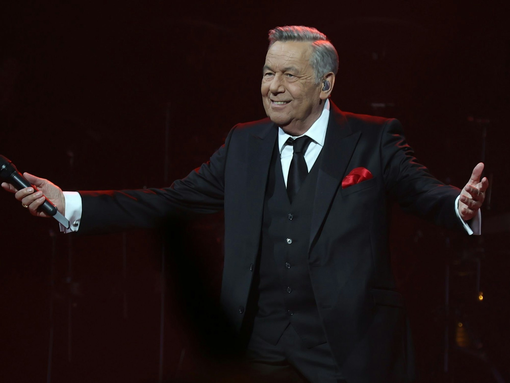 Roland Kaiser streckt die Arme aus.