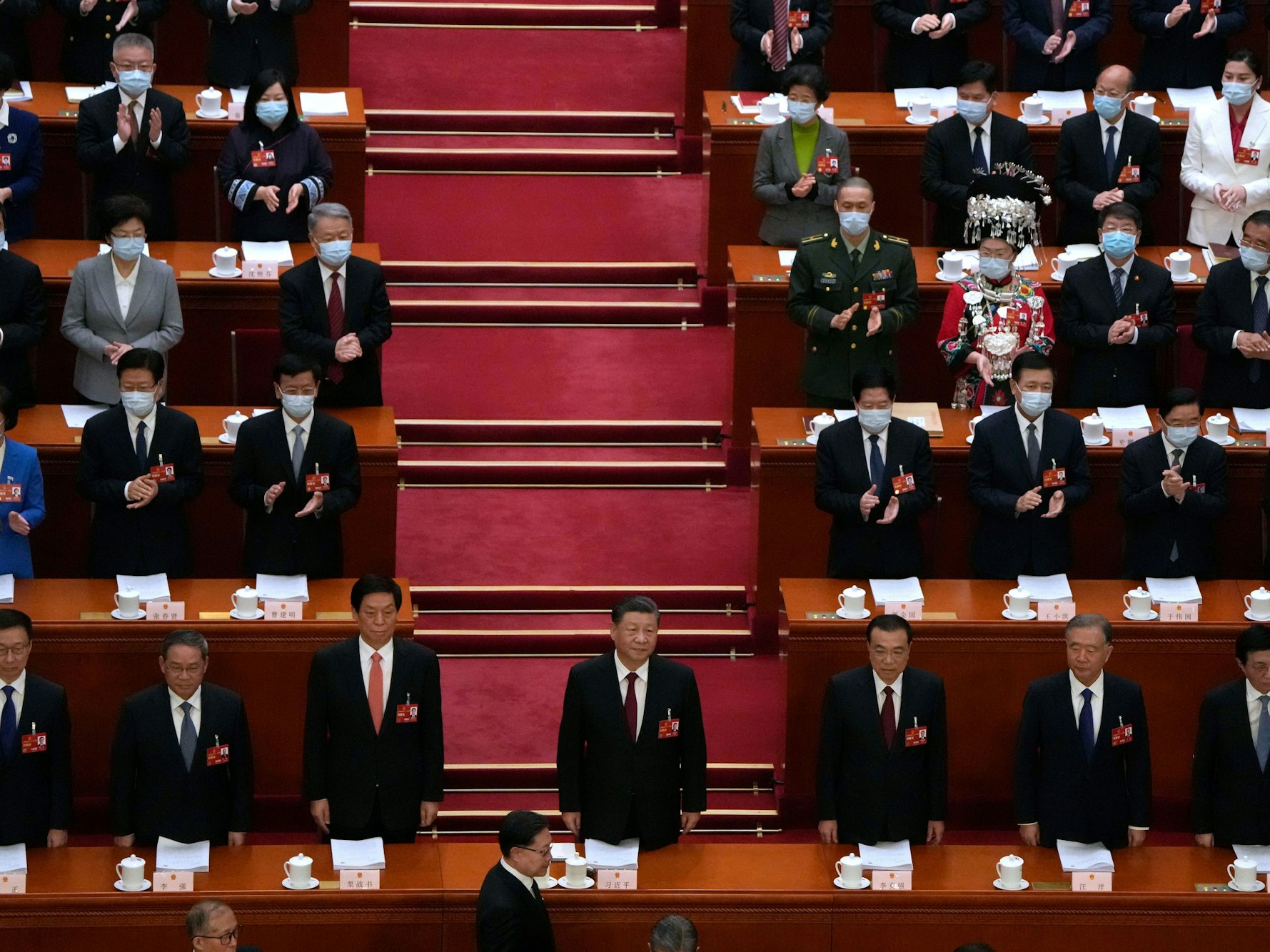 Chinas Präsident Xi Jinping und andere führende Politiker stehen am 5. März während der Eröffnungssitzung des Nationalen Volkskongresses (NVK) in der Großen Halle des Volkes.