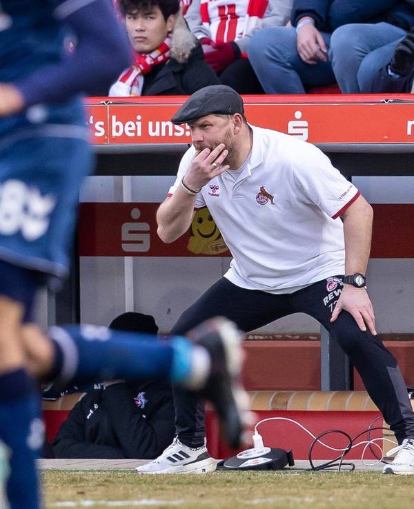 Steffen Baumgart pfeift beim Bundesliga-Spiel Union Berlin gegen 1. FC Köln an der Seitenlinie.