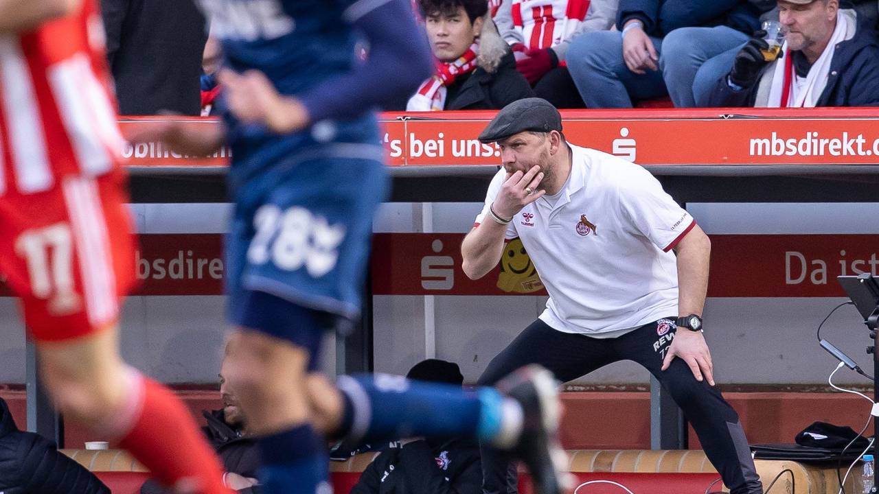 Steffen Baumgart pfeift beim Bundesliga-Spiel Union Berlin gegen 1. FC Köln an der Seitenlinie.