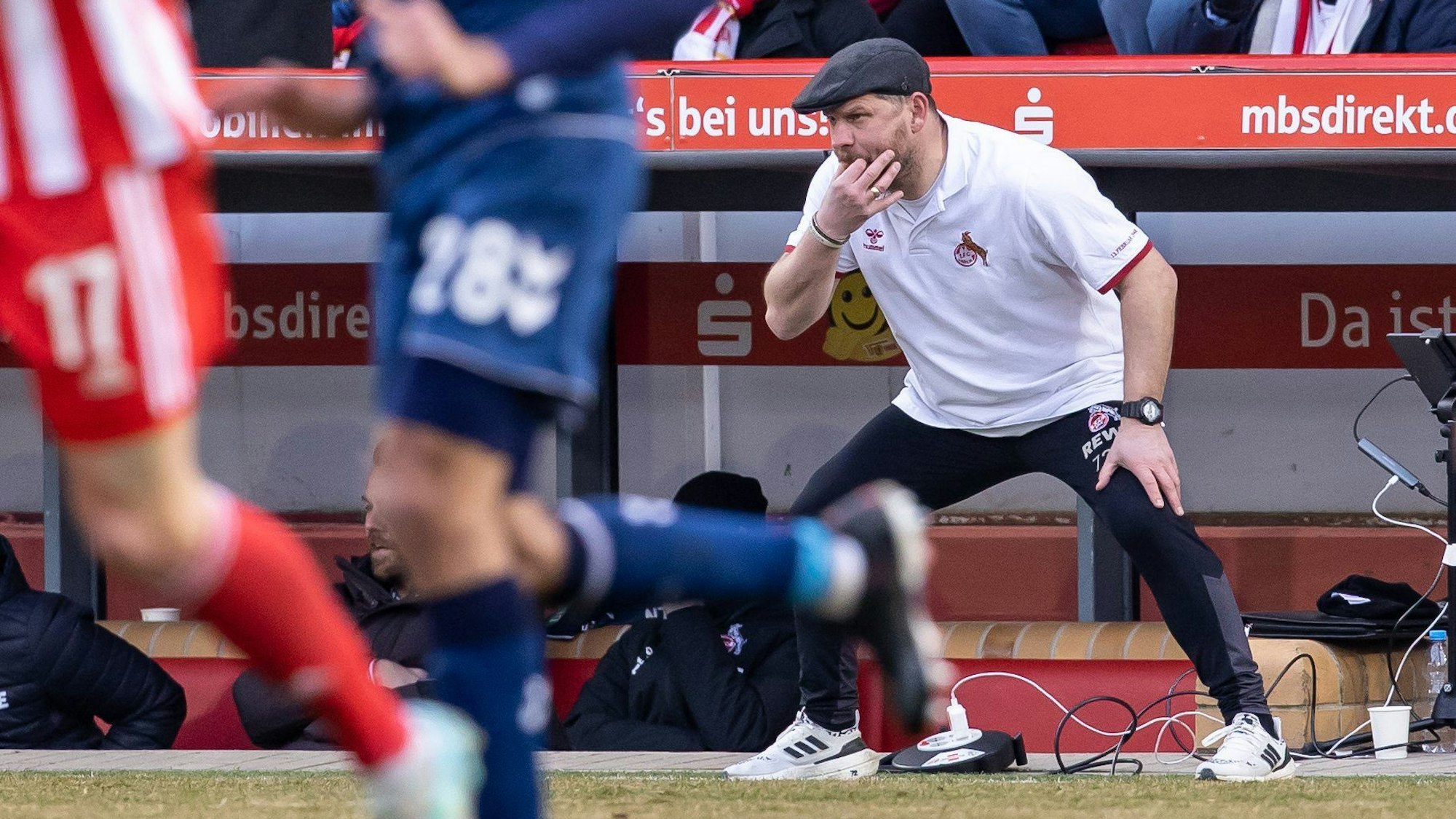 Steffen Baumgart pfeift beim Bundesliga-Spiel Union Berlin gegen 1. FC Köln an der Seitenlinie.