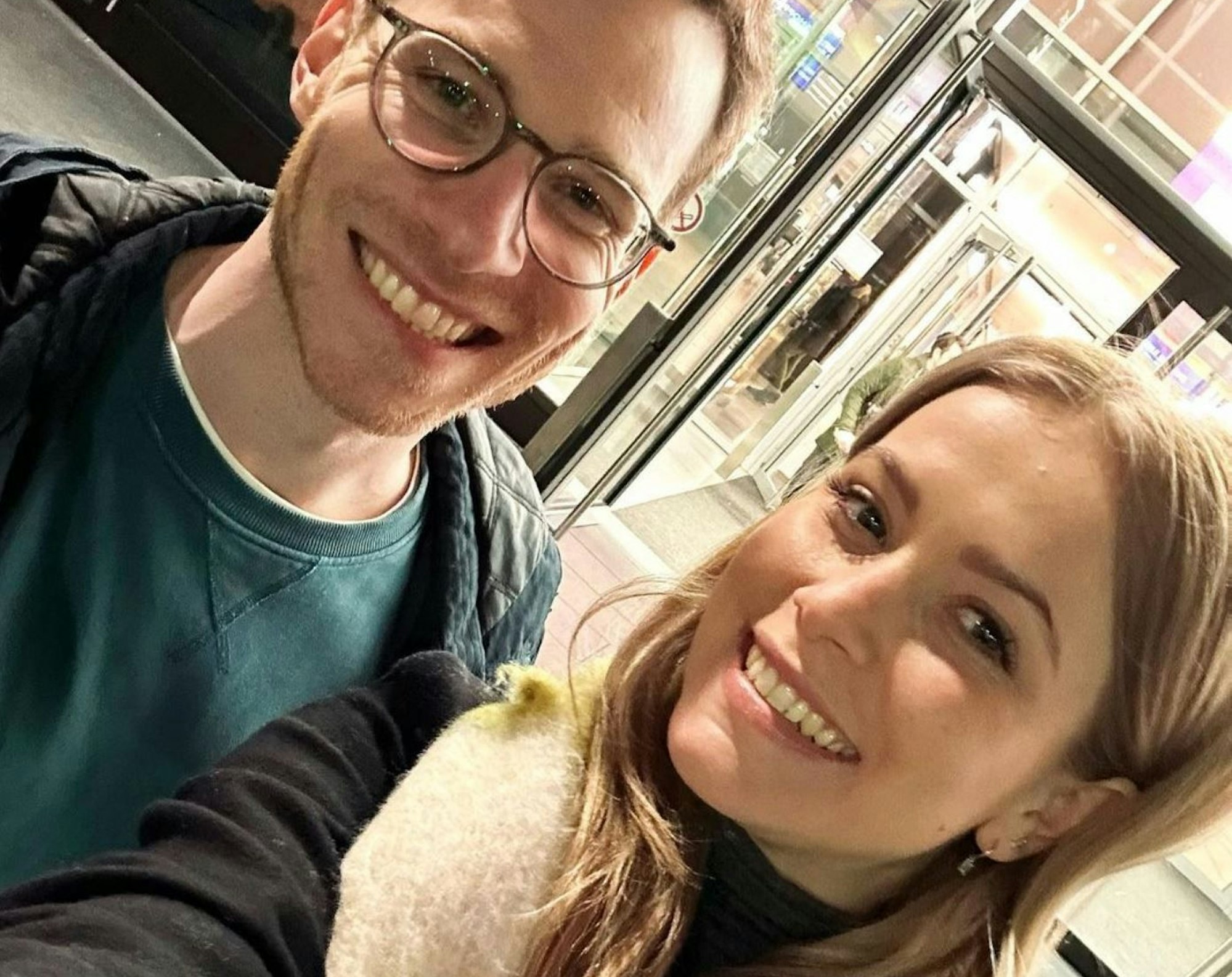 Kira Ortmann und Christoph Karrasch posieren für ein Instagramselfie.