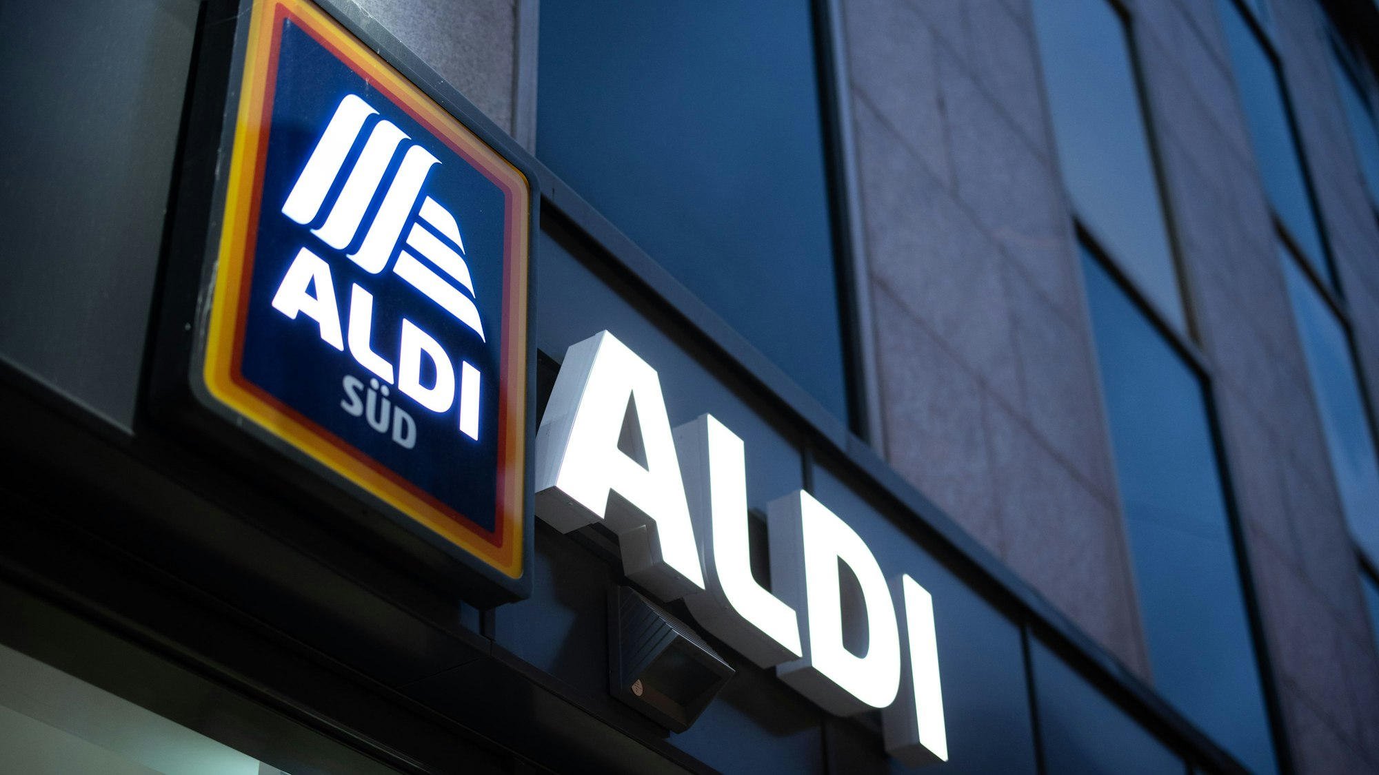 Das Logo einer Aldi Süd Filiale, fotografiert in einer Fußgängerzone der Düsseldorfer Innenstadt.