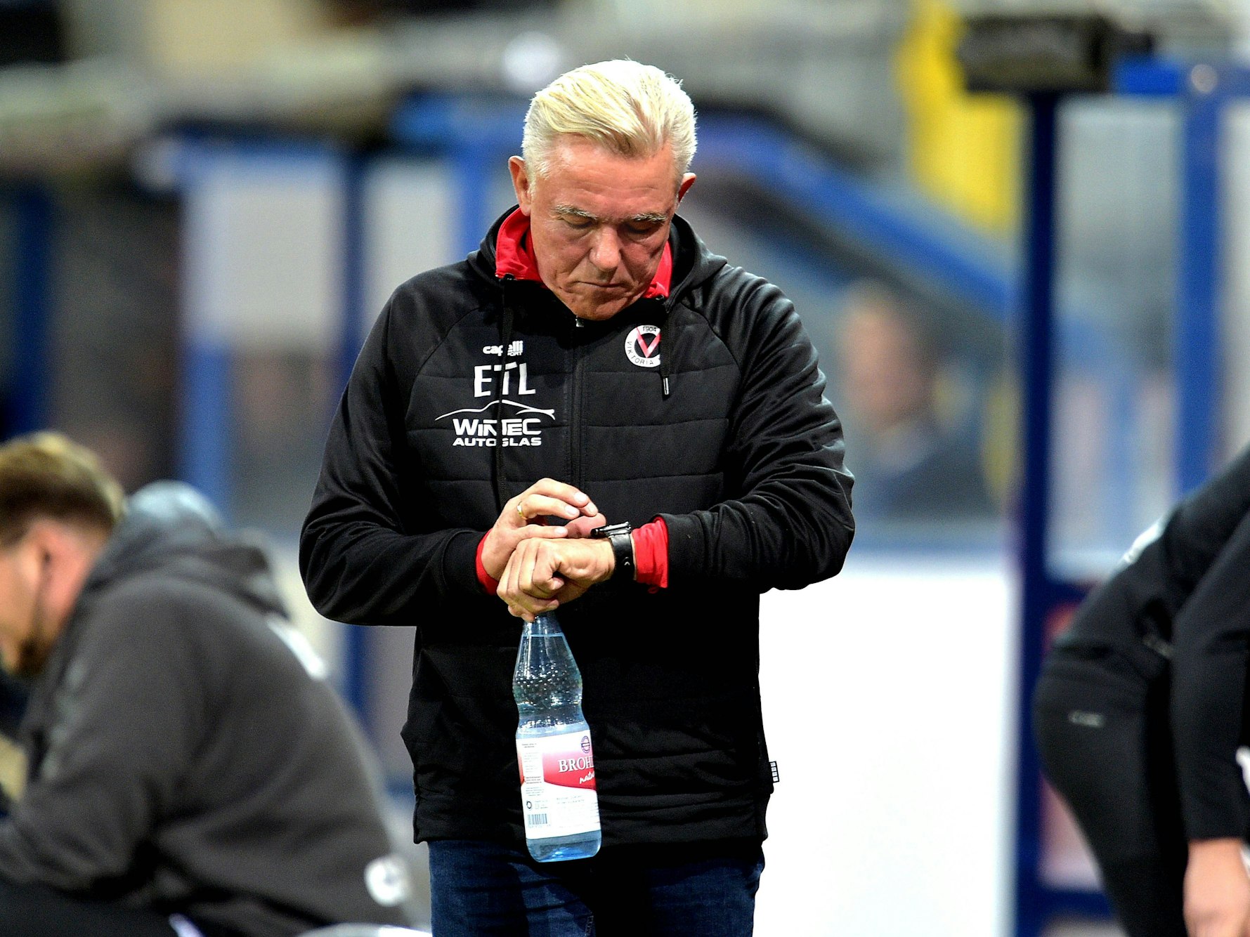 Olaf Janßen schaut während eines Spiels auf die Uhr.