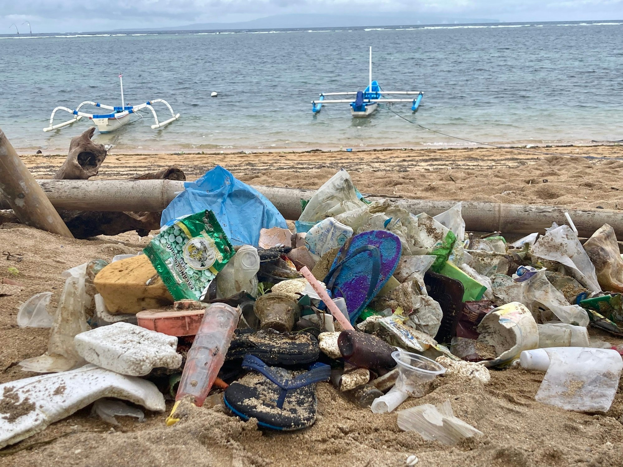 Müllberge am Strand von Sanur auf Bali.
