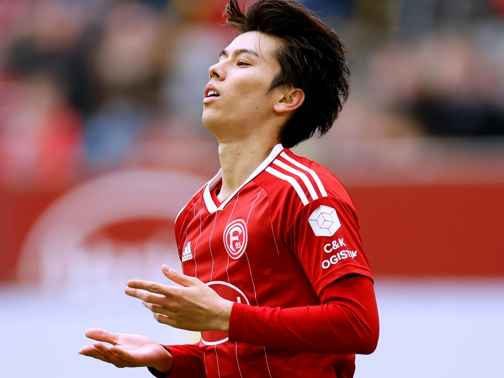 Ao Tanaka gestikuliert im Zweitliga-Spiel gegen den SV Sandhausen.