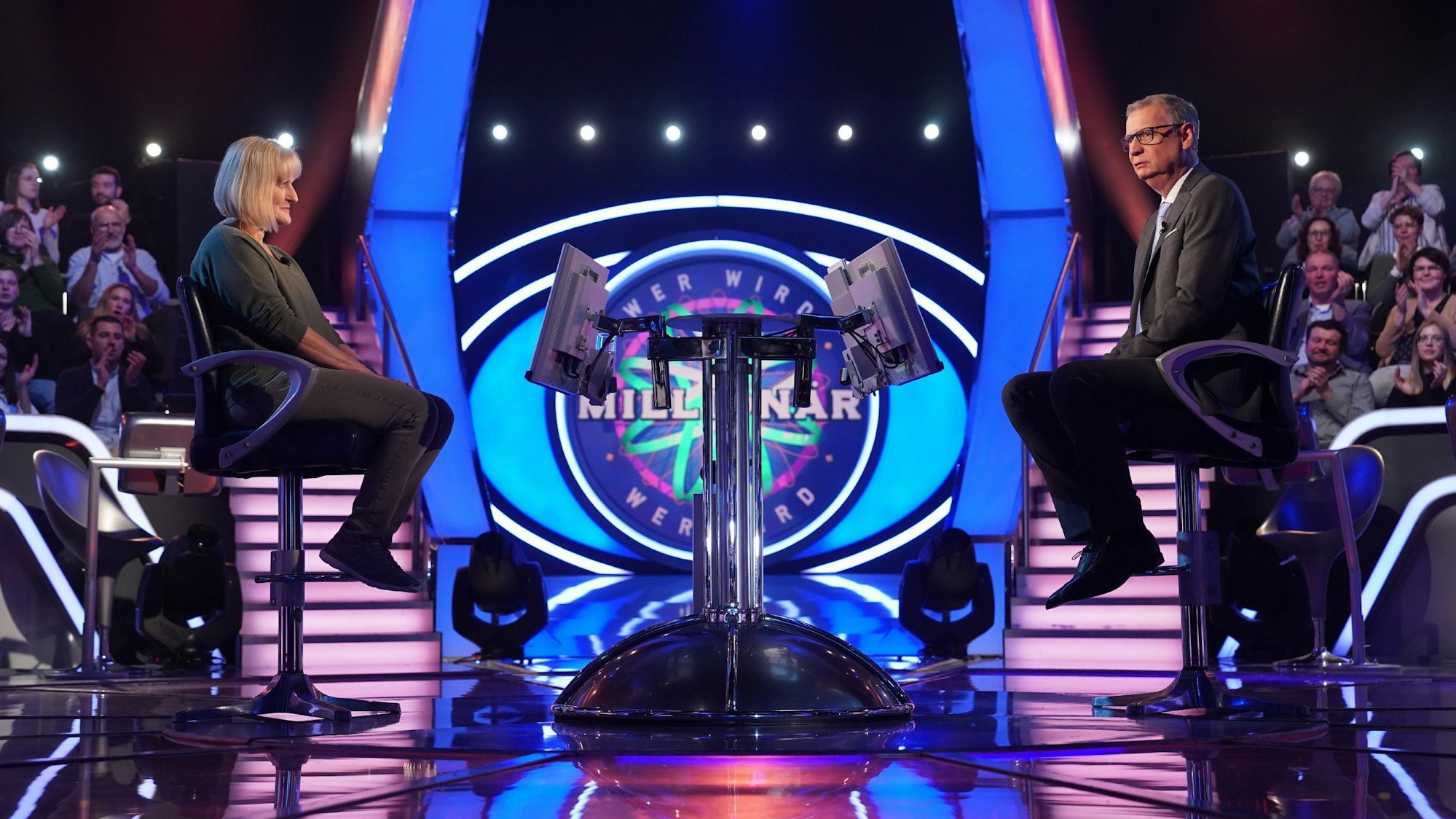 Achtung! Sperrfrist für alle Medien bis Mo., 06.03.2023, 23:20 Uhr!
Moderator Günther Jauch mit Dagmar Sprenger-Fuchs aus Rückeroth
Die Verwendung des sendungsbezogenen Materials ist nur mit dem Hinweis und Verlinkung auf RTL+ gestattet.