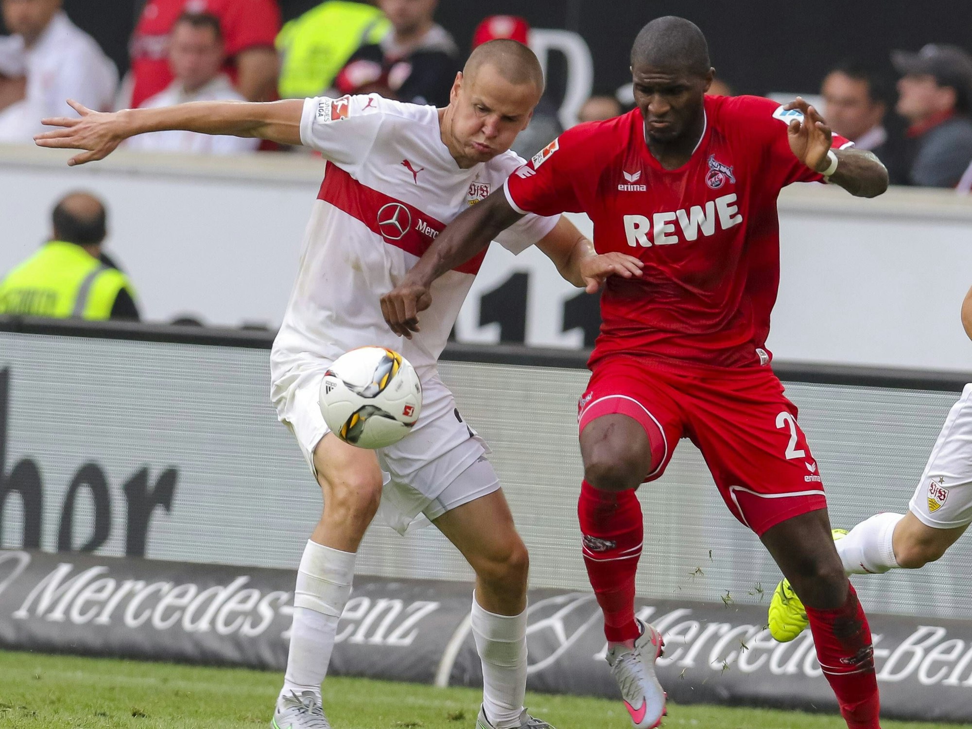 Adam Hlousek im Zweikampf mit Anthony Modeste.