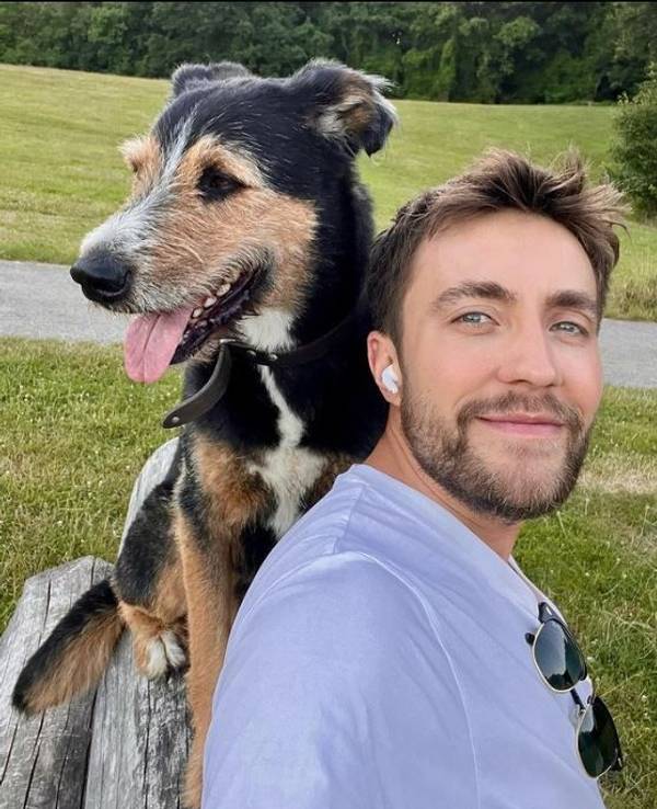 Das Bild zeigt den Sat.1-Frühstücksfernsehen-Moderator Philipp Isterewicz und seinen Hund Max in einer Grünanlage. Philipp Isterewicz hat das Foto am 20. Juni 2022 bei Instagram veröffentlicht.