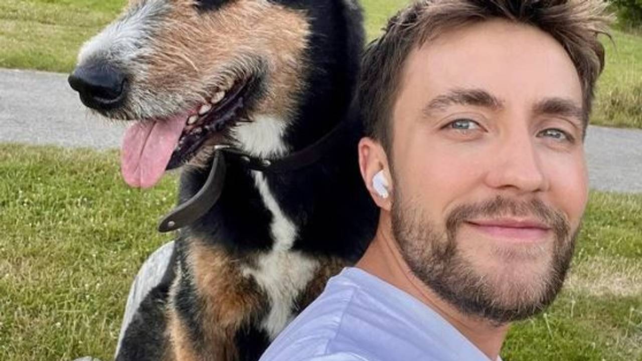 Das Bild zeigt den Sat.1-Frühstücksfernsehen-Moderator Philipp Isterewicz und seinen Hund Max in einer Grünanlage. Philipp Isterewicz hat das Foto am 20. Juni 2022 bei Instagram veröffentlicht.