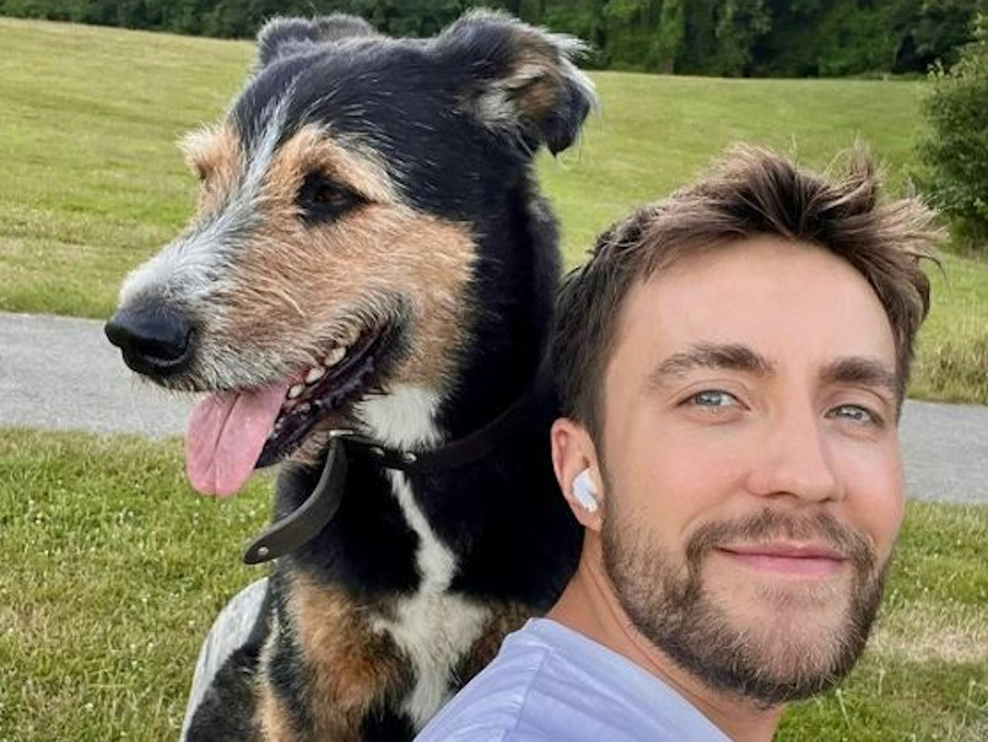 Das Bild zeigt den Sat.1-Frühstücksfernsehen-Moderator Philipp Isterewicz und seinen Hund Max in einer Grünanlage. Philipp Isterewicz hat das Foto am 20. Juni 2022 bei Instagram veröffentlicht.