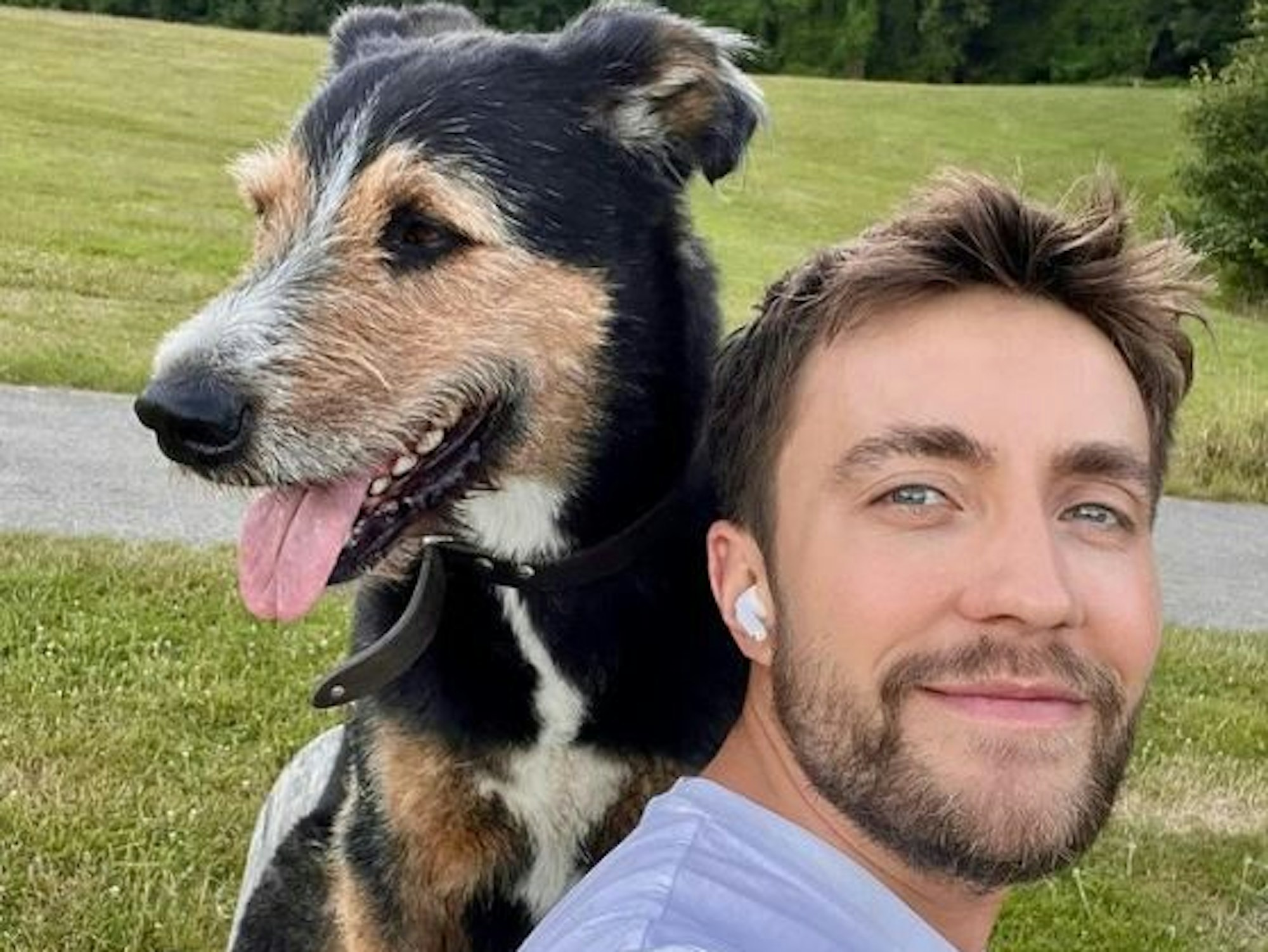 Das Bild zeigt den Sat.1-Frühstücksfernsehen-Moderator Philipp Isterewicz und seinen Hund Max in einer Grünanlage. Philipp Isterewicz hat das Foto am 20. Juni 2022 bei Instagram veröffentlicht.