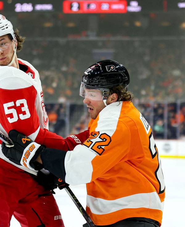 Detroits Moritz Seider im Zweikampf mit Brendan Lemieux.
