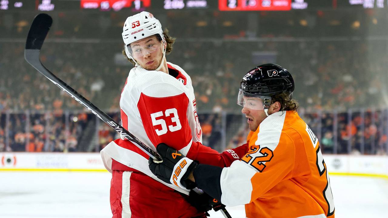 Detroits Moritz Seider im Zweikampf mit Brendan Lemieux.