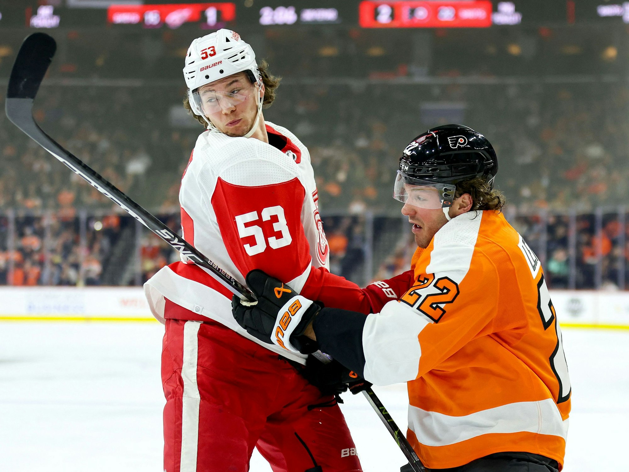 Detroits Moritz Seider im Zweikampf mit Brendan Lemieux.