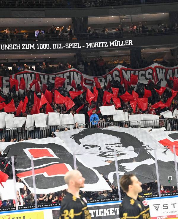 Choreografie der Haie-Fans für das 1000. DEL-Spiel von Moritz Müller.