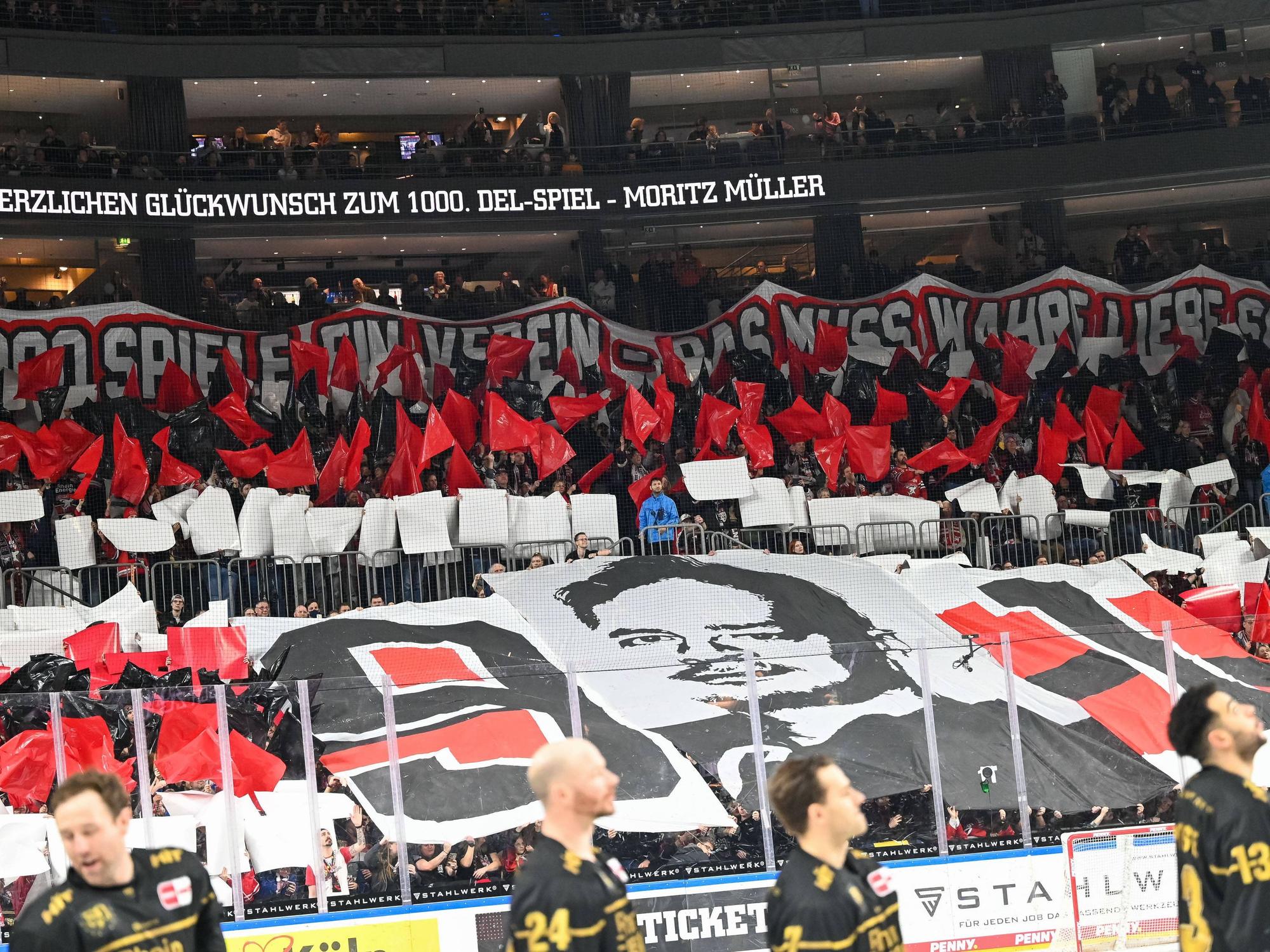 Choreografie der Haie-Fans für das 1000. DEL-Spiel von Moritz Müller.