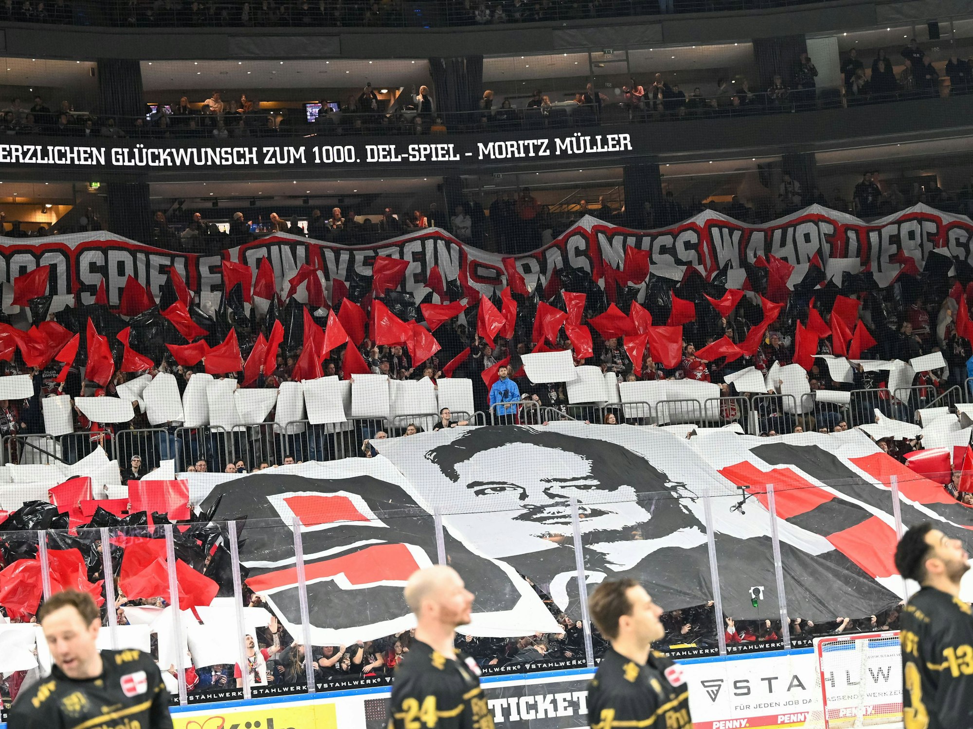 Choreografie der Haie-Fans für das 1000. DEL-Spiel von Moritz Müller.