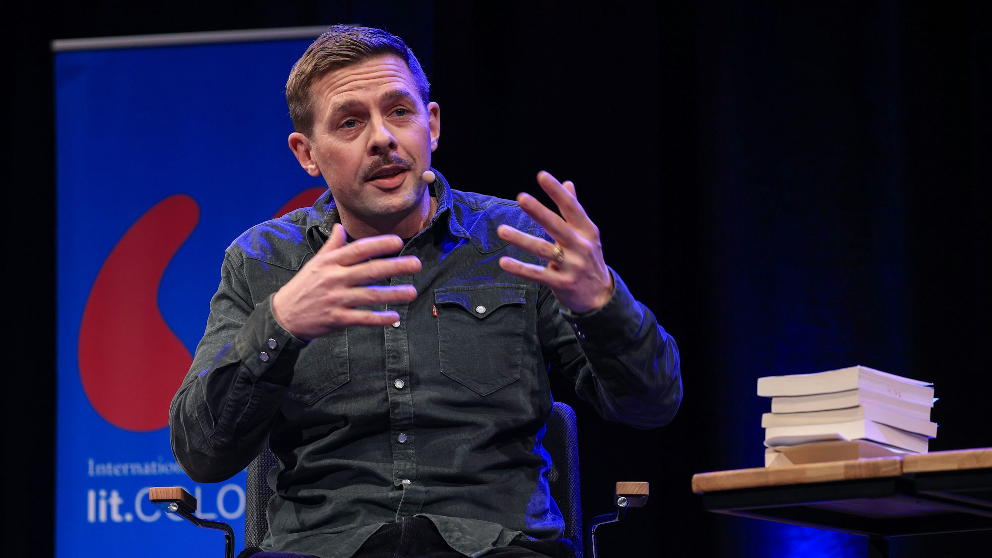 Klaas Heufer-Umlauf spricht am Montagabend (6. März 2023) bei der Lit.Cologne im WDR-Funkhaus.