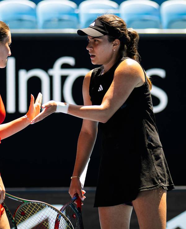 Die ukrainische Tennisspielerin Marta Kostjuk (l.) gemeinsam mit ihrer Doppel-Partnerin Elena Gabriela Ruse bei den Australian Open am 25. Januar 2023.