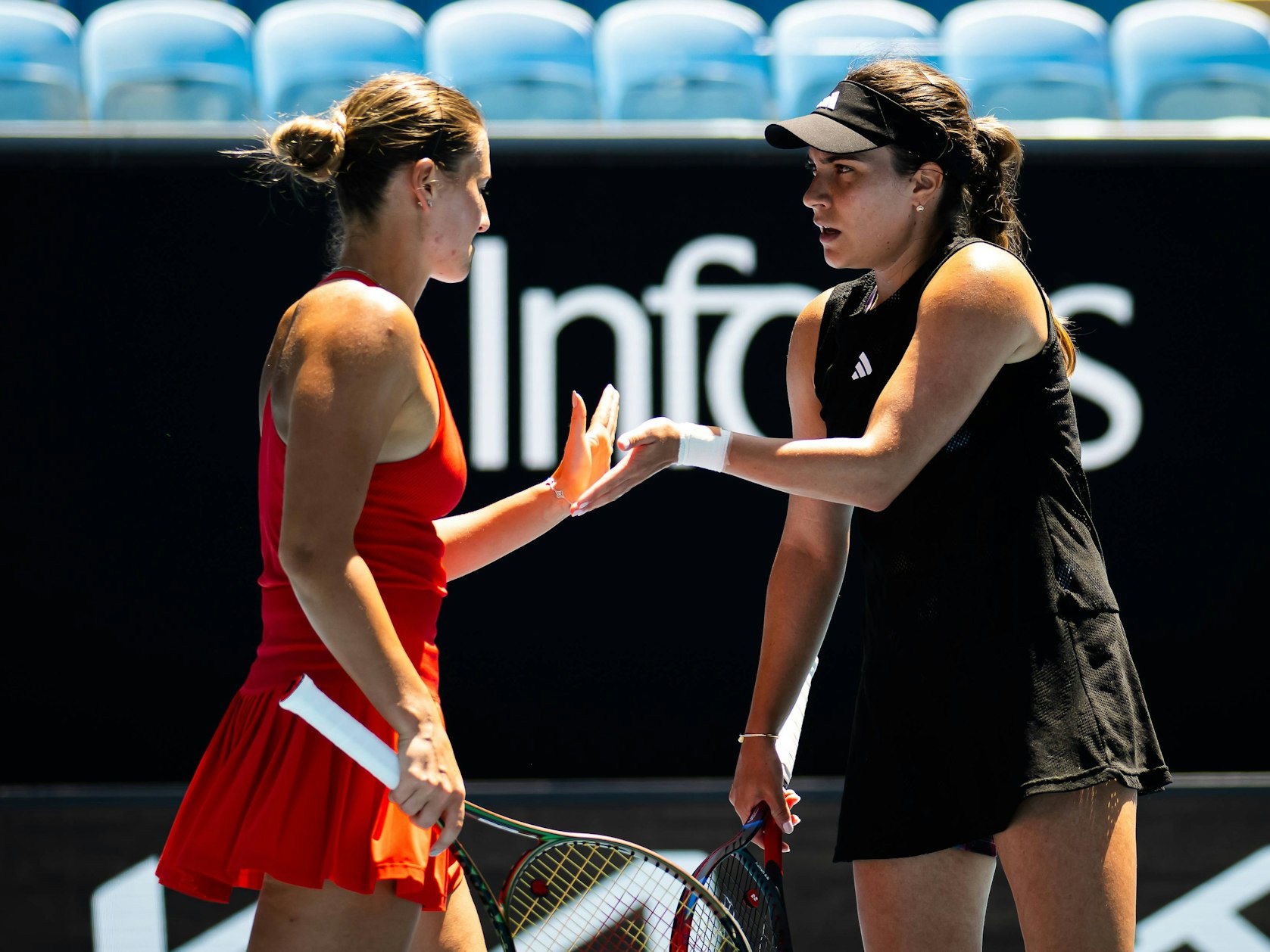 Die ukrainische Tennisspielerin Marta Kostjuk (l.) gemeinsam mit ihrer Doppel-Partnerin Elena Gabriela Ruse bei den Australian Open am 25. Januar 2023.