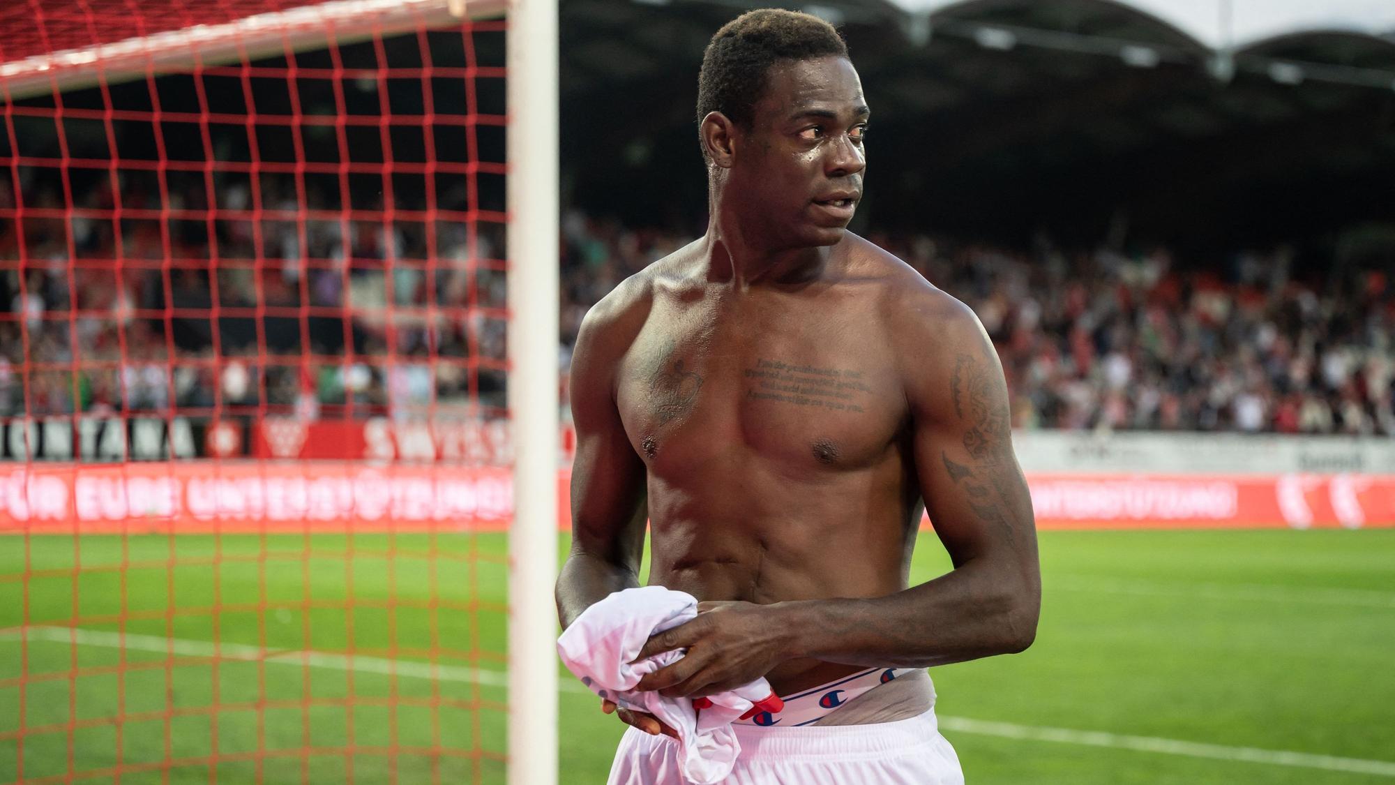 Mario Balotelli hält sein zuvor ausgezogenes Trikot in der Hand.